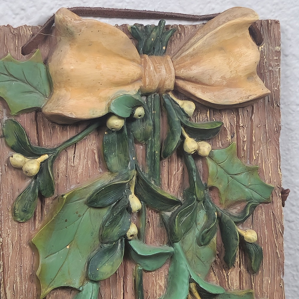 Rustic Resin Wood Hanging Plaque Mistletoe Holly Bow Holiday‎ Christmas Decor